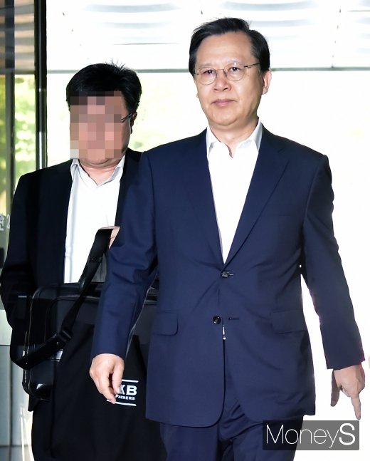 [머니S포토] 법정 향하는 박병대 전 대법관