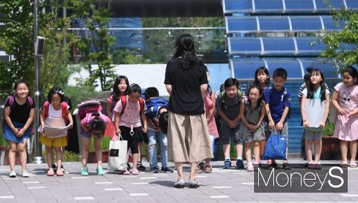 [머니S포토] '담임선생님에게 방학 인사'