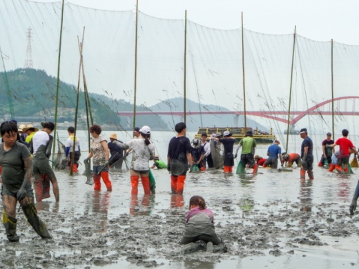 온통 진흙으로 뒤덮여도 즐거운 개막이 체험. /사진=한국관광공사(장흥군)
