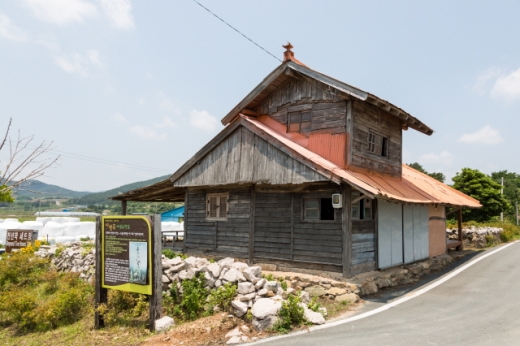 선학동마을 입구에 있는 영화 '천년학' 세트장. /사진=한국관광공사