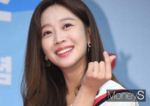[머니S포토] 조보아 '예쁜 미니하트'