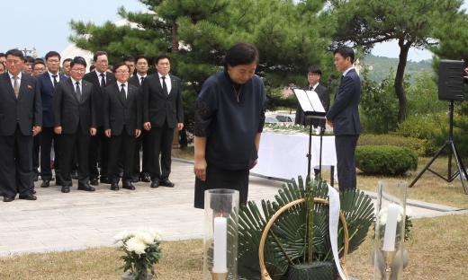 현정은 현대그룹 회장이 지난해 8월3일 금강산에서 열린 고 정몽헌 전 회장 15기 추모식에 참석해 묵념을 하고 있다. / 사진=현대그룹