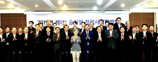 공기업 청렴사회협약 체결 후 단체 기념사진 (앞줄 왼쪽 6번째 김종갑 한전 사장과 박은정 국민권익위원장)/사진제공=한전 