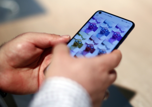 5G 스마트폰을 체험 중인 시민. /사진=뉴시스