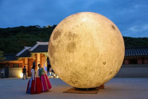 궁궐 야경과 함께 즐길 수 있는 특별 공연 운영. / 자료제공=수원문화재단