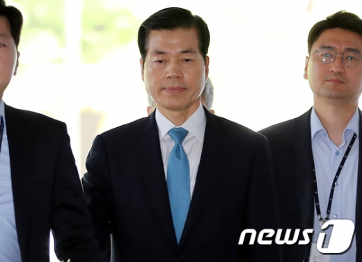 삼성바이오로직스(삼성바이오) 분식회계 혐의를 받고 있는 김태한 삼성바이오로직스 대표이사가 19일 오전 서울 서초구 서울중앙지방법원에서 열린 구속 전 피의자심문(영장실질심사)에 출석하고 있다./사진=뉴스1