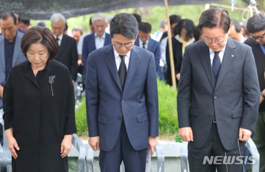 20일 오전 경기 남양주시 모란공원묘지에서 열린 고 노회찬 의원 서거 1주기 추모제 및 묘비제막식에 참석한 심상정(왼쪽부터) 정의당 대표, 윤소하 원내대표, 이재명 경기지사가 묵념하고 있다./사진=뉴시스