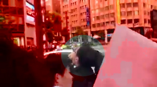 지난 15일 아베 신조 일본 총리를 규탄하다 연행된 일본 시민. /사진=트위터 캡처