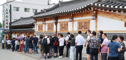 서울 종로구 한 삼계탕 집 앞 줄 서있는 모습. /사진=머니투데이   