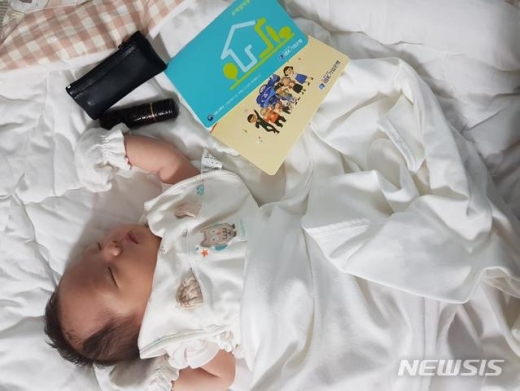 '아동수당 사진 공모전' 중 '미래' 주제에서 대상을 차지한 작품. /사진=뉴시스(보건복지부 제공)   