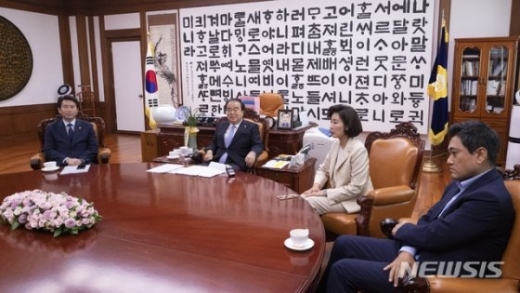 문희상 국회의장(왼쪽 2번째)이 지난 19일 국회에서 교섭단체 원내대표들과 회동을 갖고 있다. /사진=뉴시스