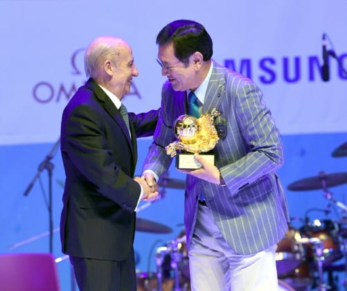 이용섭 광주세계수영선수권대회 조직위원장 겸 광주광역시장이 지난 19일 오후 서구 김대중컨벤션센터에서 열린 ‘FINA 갈라’에서 마그리오네 FINA회장으로부터 FINA 대회 공로자에 대한 감사패를 전달 받고 있다./광주세계수영대회 조직위