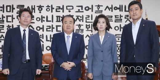 ▲ 왼쪽부터 이인영 더불어민주당 원내대표, 문희상 의장, 나경원 자유한국당‧오신환 바른미래당 원내대표.