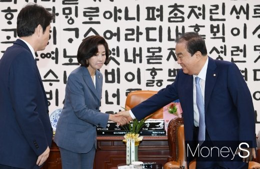 [머니S포토] 의장-교섭단체 회동, 악수 나누는 문희상-나경원
