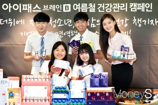 [머니S포토] 정관장, 무더위에 지친 수험생들, 홍삼으로 건강 챙기세요