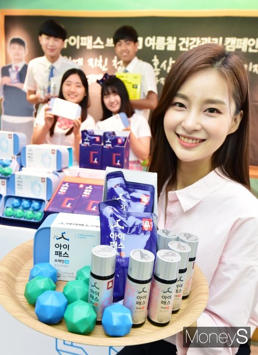 [머니S포토] 정관장, 무더위에 지친 수험생들, 홍삼으로 건강 챙기세요