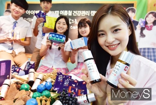 [머니S포토] 정관장, 무더위에 지친 수험생들, 홍삼으로 건강 챙기세요