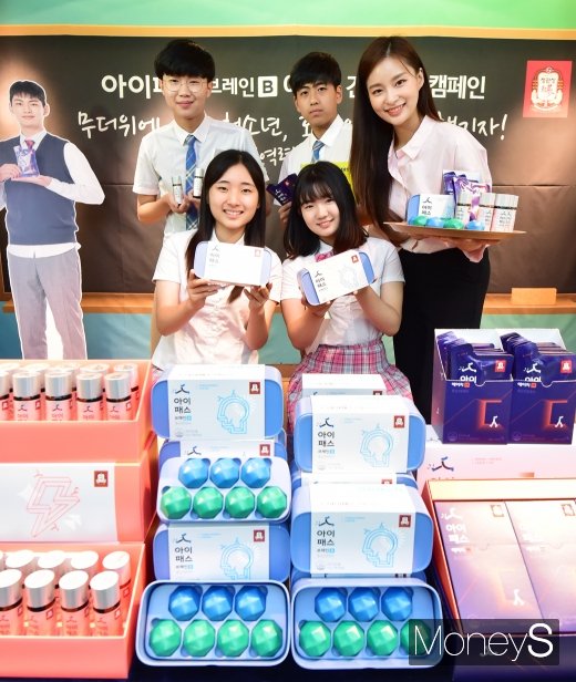 [머니S포토] 정관장, 무더위에 지친 수험생들, 홍삼으로 건강 챙기세요