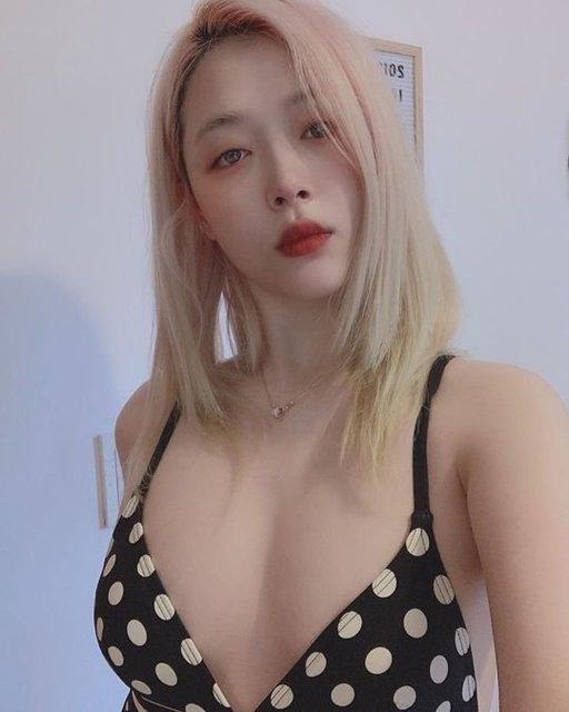 설리, 땡땡이 비키니로 뽐낸 '볼륨몸매'