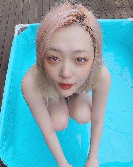 설리, 땡땡이 비키니로 뽐낸 '볼륨몸매'