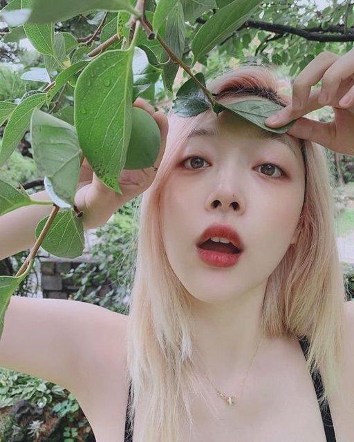 설리, 땡땡이 비키니로 뽐낸 '볼륨몸매'