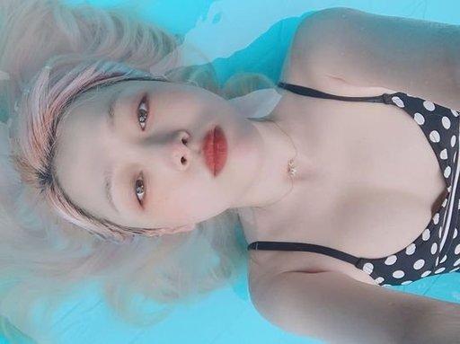설리, 땡땡이 비키니로 뽐낸 '볼륨몸매'