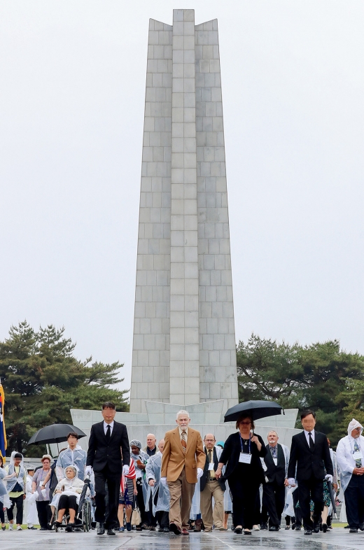 6·25참전 미군 전사 실종 장병 유가족이 현충탑을 참배했다. /사진=뉴시스 이영환 기자