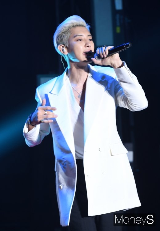 [머니S포토] 엑소 찬열, 신나게 즐기는 무대