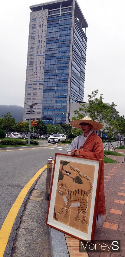 작호도(鵲虎圖)를 앞세운 전남 화순 선천사 혜문스님이 22일 김영록 전남도지사 면담을 요청하며 전남도청 앞에서 1인 시위를 하고 있다./사진=홍기철기자
