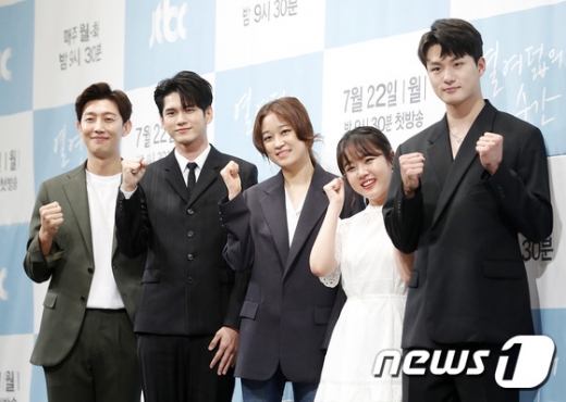 배우 강기영(왼쪽부터), 옹성우, 심나연 PD, 김향기, 신승호가 JTBC 월화드라마 '열여덟의 순간'(극본 윤경아) 제작발표회에 참석해 포즈를 취하고 있다./ 사진=뉴스1