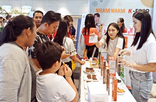 aT가 지난 21일 부터 이틀간 프놈펜 중소기업박람회(SME expo)에서 한국 농식품 홍보관 'Nham Nham K-Food'를 운영해 K-Food 알리기에 나서고 있다./사진제공=aT