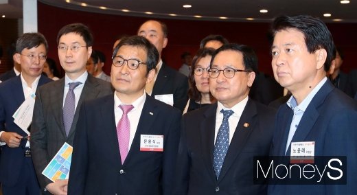 [머니S포토] 빅데이터 플랫폼 부스 둘러보는 내-외빈