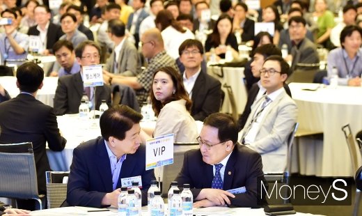 [머니S포토] 빅데이터 플랫폼 관련 의견 나누는 유영민-노웅래