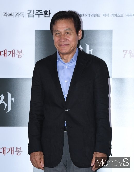[머니S포토] '사자' 안성기, 푸근한 구마사제