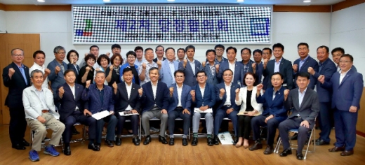 더불어민주당 김승남(앞줄 왼쪽 다섯번째)지역위원장과 이승옥 강진군수 등 40여 명이 참석한 가운데 민선 7기 제2차 당정협의회를 개최하고 있다. /사진제공=민주당