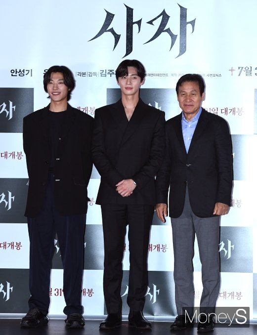 [머니S포토] 우도환·박서준·안성기 '사자 3인방'