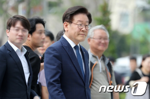 이재명 경기도지사가 22일 오후 경기도 수원시 영통구 수원고등법원에서 열리는 직권남용과 공직선거법 위반 혐의에 대한 항소심 2차 공판에 출석하고 있다. / 사진=뉴스1
