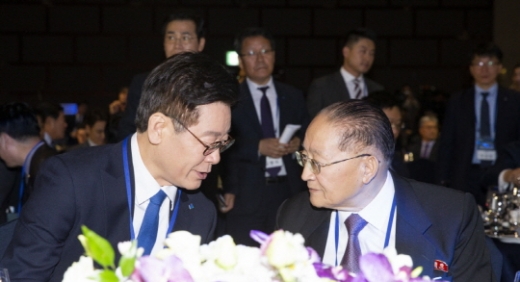 '아시아태평양 평화번영을 위한 국제대회'에서 이재명 경기지사(왼쪽)와 리종혁 아시아태평양평화위원회 부위원장이 대화를 나누고 있다. / 사진제공=경기도 