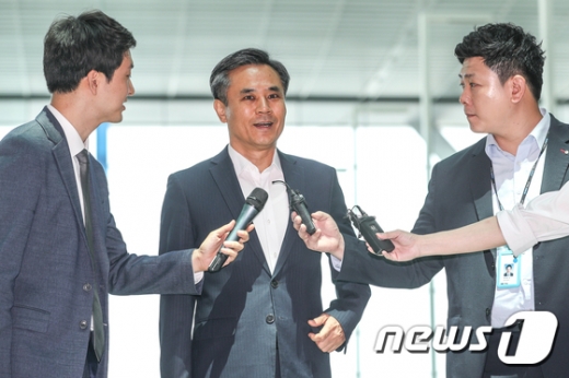김승호 산업통상자원부 신통상질서전략실장이 일본 수출규제 조치가 의제로 논의되는 세계무역기구(WTO) 일반이사회에 참석하기 위해 22일 인천국제공항 제2터미널을 통해 출국하던 중 취재진들의 질문에 답하고 있다. /사진=뉴스1
