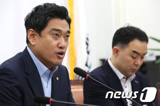 오신환 바른미래당 원내대표가 23일 오전 서울 여의도 국회에서 열린 제50차 원내대책회의에서 모두발언을 하고 있다. /사진=뉴스1