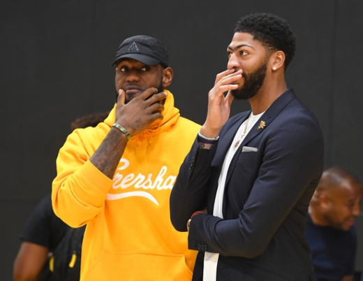LA 레이커스의 르브론 제임스(왼쪽)와 앤서니 데이비스가 차기시즌 NBA 파이널 우승을 이뤄낼 수 있을까. /사진=로이터