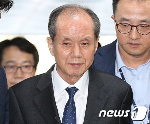 홍지호 전 SK케미칼 대표이사가 지난4월 서울 서초구 서울중앙지방법원에서 열린 구속 전 피의자심문(영장실질심사)에 출석하고 있다. /사진=뉴스1