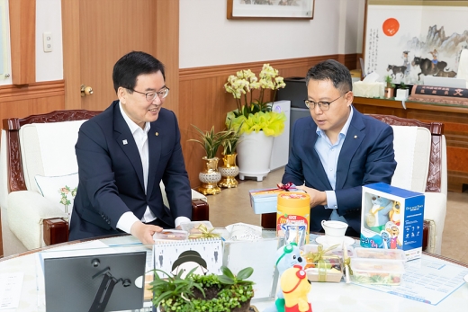 송종욱 광주은행장(오른쪽)이 문인 광주 북구청장에게 영양 도시락 후원 전달식에 앞서 아이들에게 전달할 선물꾸러미를 풀어보이고 있다./사진=광주은행 제공.