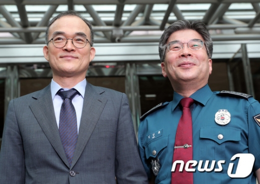 문무일 검찰총장(왼쪽)과 민갑룡 경찰청장이 23일 오전 서울 서대문구 경찰청에서 기념촬영을 하고 있다. /사진=뉴스1