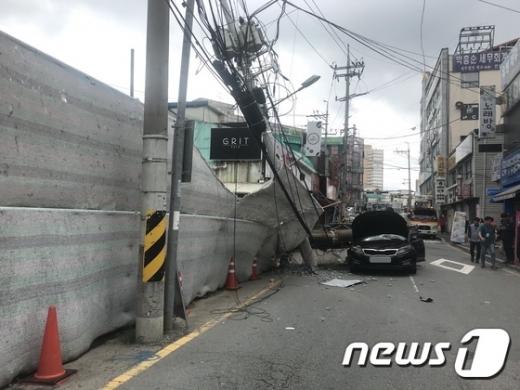 23일 오전 9시25분쯤 광주 북구 운암동 한국국토정보공사 광주중부지사 신축공사 현장에서 중장비인 항타기(말뚝 등을 박는 기계와 부속장치)가 도로로 쓰러져 2명이 부상을 입었다. /사진=뉴스1