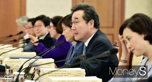 [머니S포토] 제2차 규제자유특구위원회 주재하는 이낙연 총리