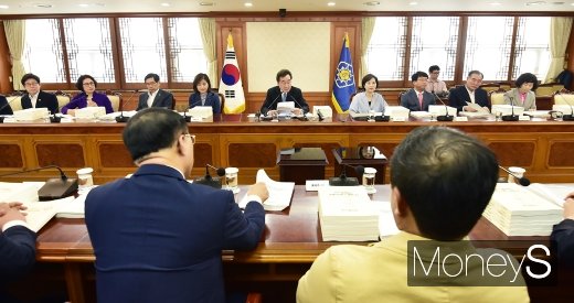 [머니S포토] 제2차 규제자유특구 관련 세관의 총리에 관심 집중