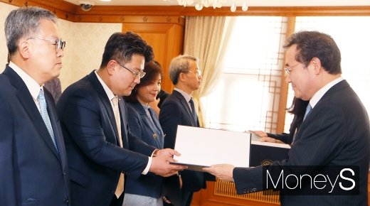 [머니S포토] 위촉장 전달하는 이낙연 총리