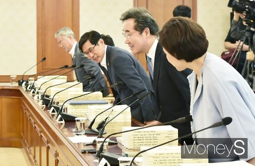 [머니S포토] 회의 앞서 인사 하는 이낙연 총리
