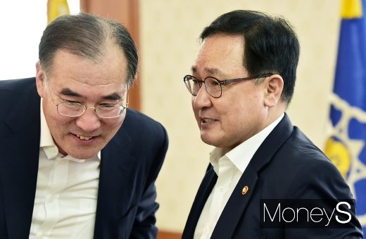 [머니S포토] 제2차 규제자유특구위에서 얘기 나누는 이개호-유영민